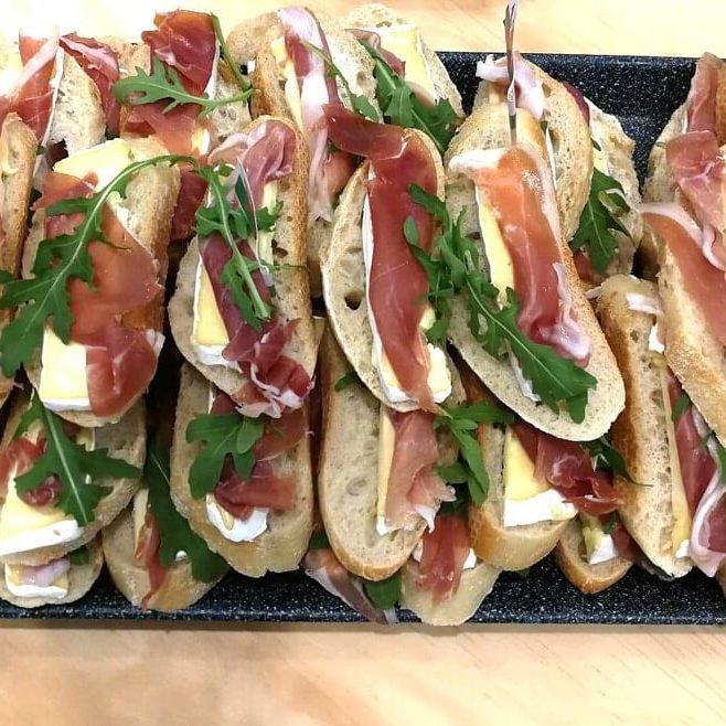 Ham, cheese and rocket crostini